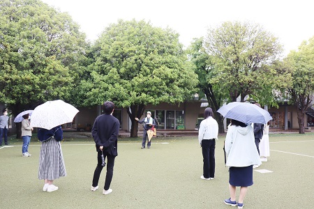 初等学校構内で雨水貯留の仕組みを解説。なかなか訪れる機会のない大学生にとっては貴重な機会となりました