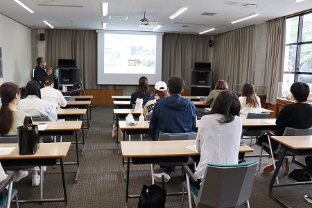 歴史記念館内のコミュニティスペースにて成城学園の地形、自然環境、生息する生物について学びました