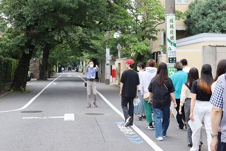 駅からまっすぐ北へのびる道沿いに澤柳家跡があり、その前の道は澤柳通りと呼ばれていました