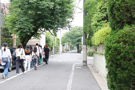 街のあちこちで見られる見通しの良いまっすぐな街路と曲がり角にある角切り、生垣に使われている大谷石を確認して進みます