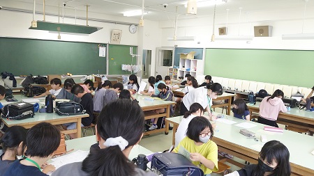 小学校の家庭科室を利用しました。