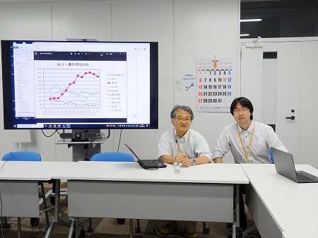 左：前田忠彦 社会データ構造化センター長　 右：稲垣佑典 本学准教授