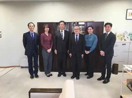 WIPO澤井事務所長（左から3人目）と懇談参加者とともに