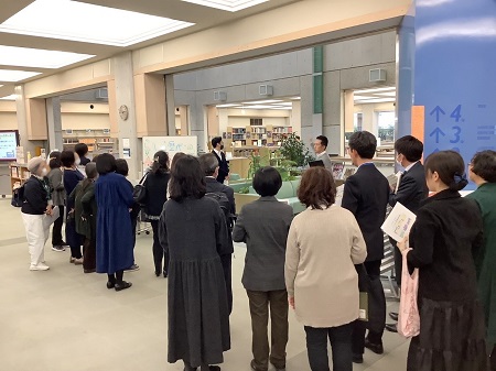 大学図書館内の見学