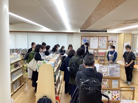 初等学校図書のへやを見学