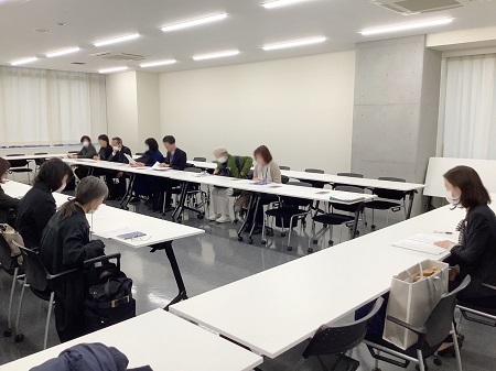 中学校高等学校図書室見学の後は場所を移し、司書教諭の嵜口康子先生に質疑応答の時間が設けられました。