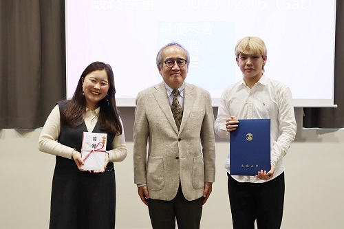 杉本学長（中央）と最優秀賞を受賞した「そよみち」メンバー