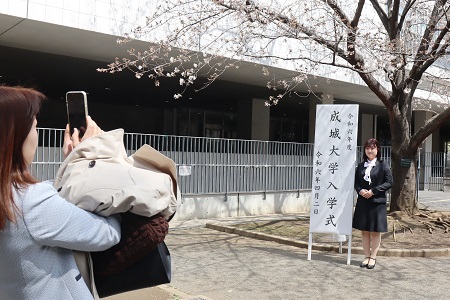 桜の木の下で記念撮影