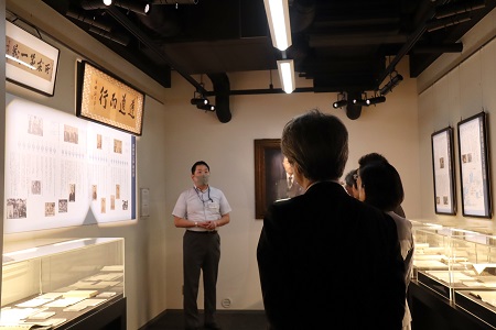 成城学園歴史記念館を見学される十文字中学・高等学校の先生方