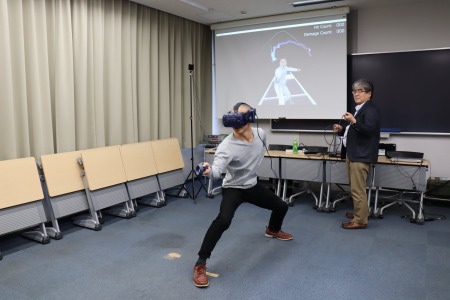 VRデバイスを装着して、太田雄貴氏とバーチャル対戦できる「VRフェンシング」体験コーナーも設置されました
