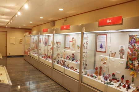 たくさんの玩具が並ぶ展示ホール