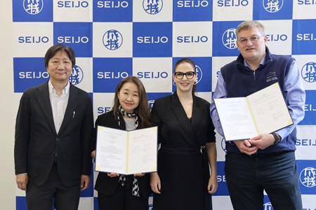 左から村瀬鋼教授（成城大学文芸学部／センター研究員）、明星聖子センター長、ネリマン・エムレ氏（事務局長）、マイケル・レッシュ センター長