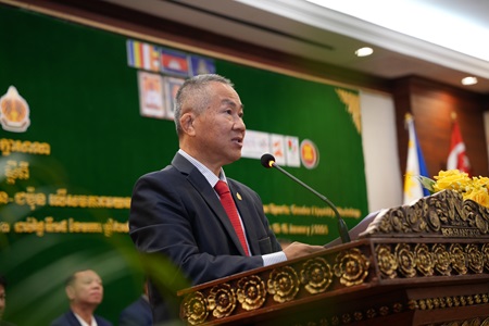 挨拶を行うカンボジア教育・青年・スポーツ省のVath Chamroeun国務長官