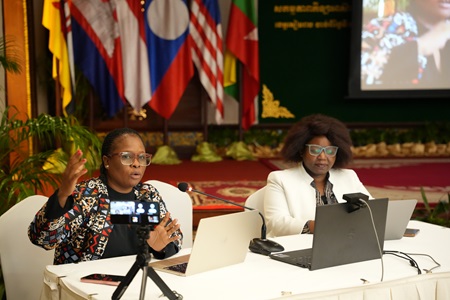 各国の発表についてコメントするMothibi氏（左）とDr. Mwambwa氏（右）