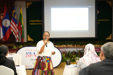 参加者との対話形式で解説するMothibi氏