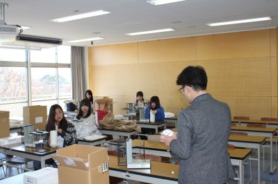温湿度計を分解し、構造についての講義