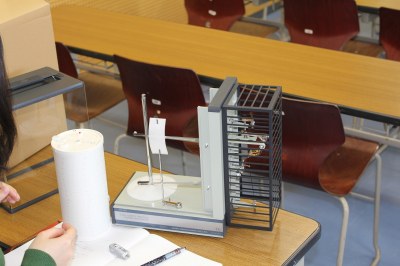 学生が実際に温湿度計を分解している様子
