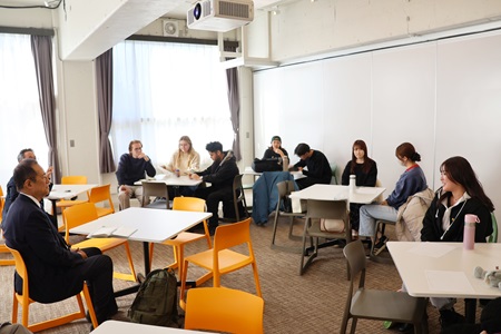 学生から保坂区長へ順番に質問