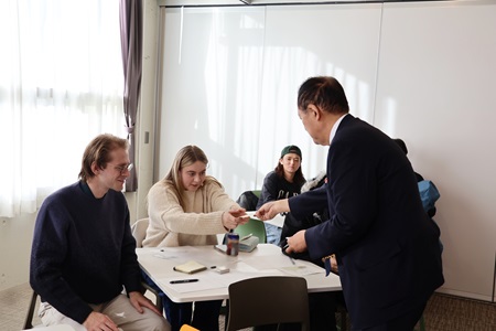 区長から名刺をいただく場面も