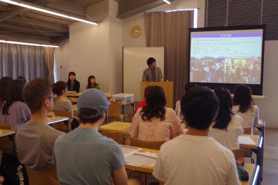 芝山氏の講演を熱心に聞く学生たち。