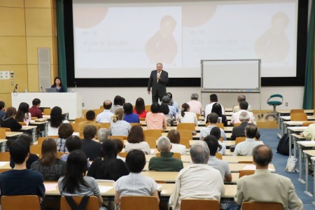 第一部の講演会。会場は何度も笑いに包まれました