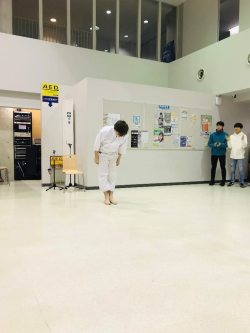 空手部に入っている留学生がかっこいい空手を披露しました。