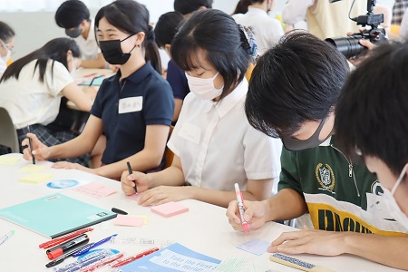 「“海外経験”を通して伸びるスキルは？」をテーマに各自が思うことを付箋に書き出していきました